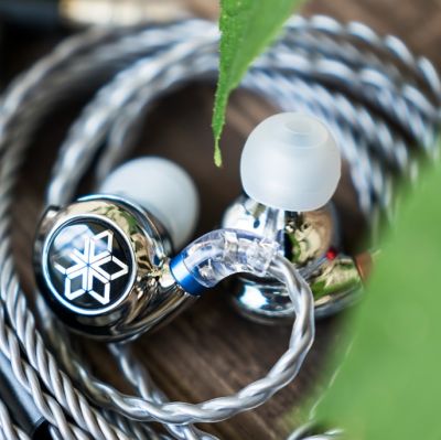 FiiO FD11 su in-ear slušalice s dinamičkim driverom od 10 mm, izrađene od legure cinka, koje se ističu kako po čistom zvuku tako i po inovativnom dizajnu. Stražnja šupljina dinamičkog drivera s dvostrukim slojem kontrolira protok zraka i smanjuje distorziju, rezultirajući detaljnim visokim tonovima i robusnim basovima. Od sada FiiO FD11 dostupan je i u Type - C verziji, za sve koji više nemaju 3.5mm priključak na mobilnim uređajima! Usb-C verzija ima poseban čip za dekodiranje signala koji osigurava visokokvalitetan zvuk.