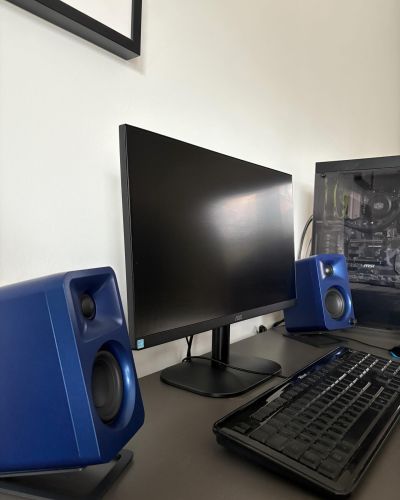 Stigao nam je novi brend: Kanto Audio!Od 2007. godine, Kanto spaja vrhunski dizajn i moćan zvuk u elegantne audio proizvode koji oplemenjuju svaki radni stol.

Model sa slike zove se Kanto ORA – kompaktni zvučnici dostupni u raznim bojama koji donose studijsku kvalitetu zvuka ravno na vaš stol. Minimalistički izgled, bogat zvuk i jednostavno povezivanje – sve što vam treba za produktivan dan ili opuštanje uz glazbu.

Saznajte više o Kanto ORA na našem webshopu!