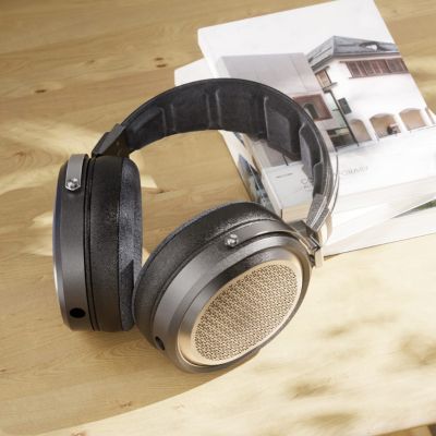 Stigle su nam FiiO FT1 Pro koje koriste veliki planarni magnetski drajver dimenzija 95×86 mm. FiiO FT1 Pro dizajniran je za rad u frekvencijskom rasponu od 7 Hz do 40 kHz, tako da je sposoban pokriti duboke niske i prozračne visoke tonove. Slušalice su lagane i udobne tijekom dulje upotrebe. U paketu s FiiO FT1 Pro dolaze 4,4 mm balansirani kabel, 3,5 mm single-ended kabel s adapterom na 6,3 mm i tvrda torbica za sigurno prenošenje. Za više informacija o modelu posjetite naš webshop!