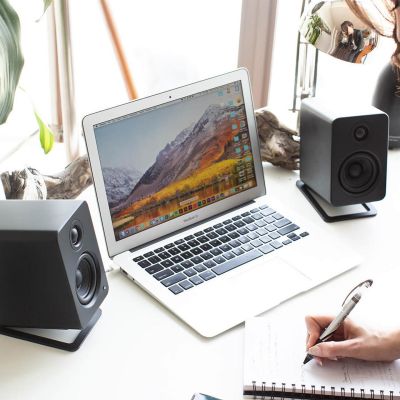 Kanto YU2 donosi karakter i sadržaj na vašu radnu površinu. Ovi aktivni zvučnici imaju ugrađen DAC koji omogućuje visoku kvalitetu zvuka izravno s USB priključka vašeg računala. Na vama je samo da odaberete boju koja odražava vašu osobnost i prostor.