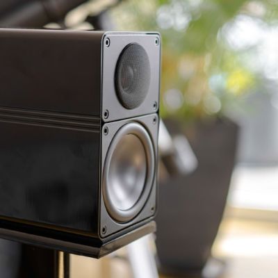 Stigao nam je novi ELAC Elegant BS 305 koji postavlja nove standarde za kompaktne zvučnike s aluminijskim kućištem. Elegant BS 305 ima vrlo precizan zvuk i jasno definirani bas. Njegov novi niskotonac ima krutu aluminijsku membranu koja pruža je iznenađujuće dubok bas za zvučnik ove veličine. Ove zvučne kutije su idealne za postavljanje na komode ili druge komade namještaja. Minimalističko kućište bez vidljive pregrade pruža prozračan i prostran zvuk. Dostupni su u crnoj i bijeloj boji, a za više informacija posjetite naš webshop.