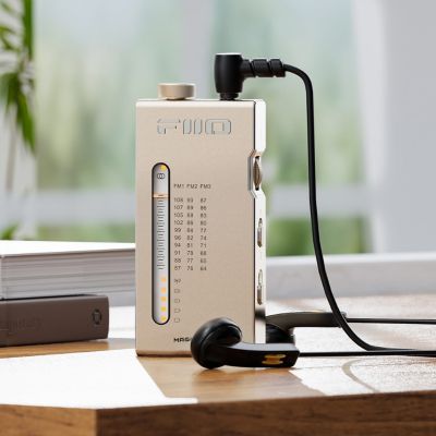 FiiO RR11 je elegantan digitalni radio s analognim kotačićem. Služi i kao pojačalo za slušalice. Uz njega dolaze slušalice s 3,5 mm priključkom i tri para nastavaka. FiiO RR11 ima Silicon Labs Si4831 FM radio čip. Prima digitalni radio signal i pretvara ga u analogni. Mehanički birač stanica oponaša analogno PVR (regulator faznog napona) podešavanje, poput bakinog kuhinjskog radija. Radio čip obrađuje cijeli procesni lanac od ulaza antene preko dekodiranja do audio izlaza i pruža robustan prijem. FiiO RR11 ima ugrađenu antenu, ali također koristi kabel slušalica kao takav. 3 FM pojasa omogućuju ultra široku FM pokrivenost i stoga svjetski prijem.Za više informacija posjetite naš webshop!